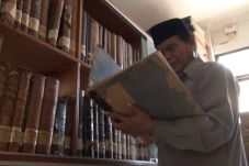 Melihat Kitab-kitab...