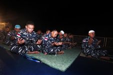 Salat Tarawih di Atas...
