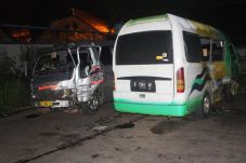 Dua Mobil Travel Tabrakan...