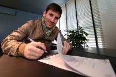 Lionel Messi Tunda Dulu...