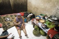 Kisah Bu Eni, Penjual...