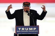 Trump Salahkan Komunitas...