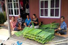 Melihat Kerajinan Atap...