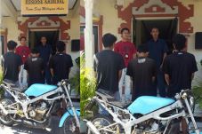 Curi Motor Ninja, Tiga...