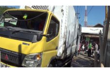 Truk Tabrak Warung,...