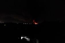 Menjelang Subuh, Gudang...