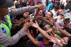 Ratusan Warga Mengular...