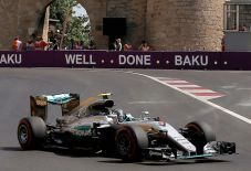 Tabrakan Hamilton Warnai...