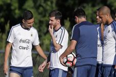Argentina Mainkan Messi...