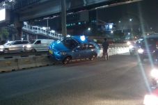 Taksi Tabrak Pembatas...