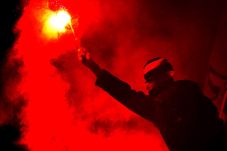 Jakmania Nyalakan Flare,...