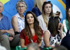 Senyum Hiasi Bibir WAGs...
