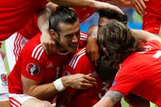 Wales Berondong Gawang...