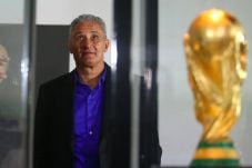 Resmi Melatih Brasil,...