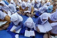 Membaca Alquran Kunci...