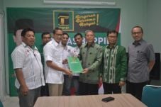 Sandiaga Uno Mendaftar...