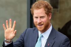 Pangeran Harry Dilamar...