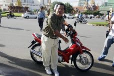 Naik Motor Tanpa Helm,...