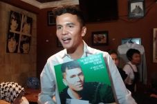 Juan Rahman Menyantap...