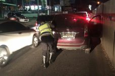 Salut, Polisi Ini Dorong...