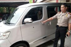 Lolos dari Barikade,...