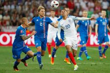 Kejutan, Islandia Permalukan...