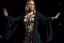 Adele Kenakan Gaun yang...