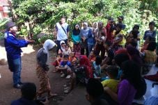 Ngabuburit, Warga Dihibur...
