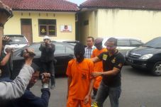 Bacok Tetangga, Preman...