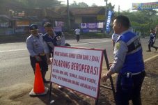 Truk Dilarang Melintas,...