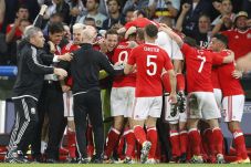 Pelatih Wales: Jangan...