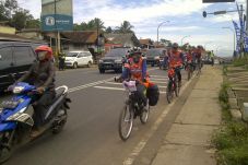 Ini Aksi Pemudik Bersepeda...