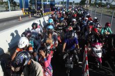 Jembatan Suramadu Mulai...