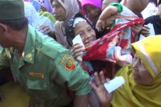 Bayi dan Lansia Terjepit...