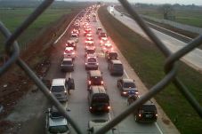 60.800 Unit Mobil Menumpuk...