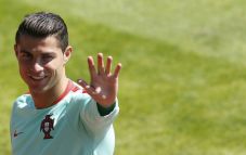 Cristiano Ronaldo Sentuh...