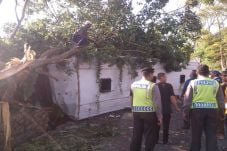 Bus Terguling di Cimahi,...