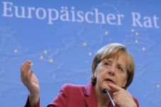 Merkel Kritik Pengembangan...