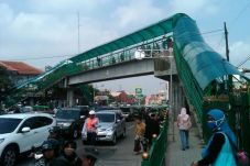 Menyeberang di JPO Balimester,...
