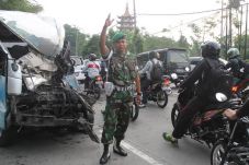 Bus Terguling di Depan...