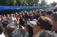 Tak Puas, Warga Nyaris...