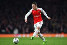 Mesut Oezil Didesak...