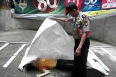 Eddy Lompat dari Lantai...