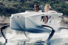 Quadrofoil Perahu dengan...
