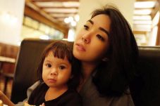 Gisel Senang Putrinya...