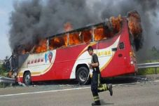 Bus Pembawa Turis China...