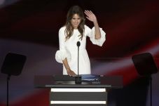 Melania Dicibir Publik,...