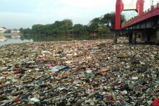 Sampah Menumpuk di Sungai...