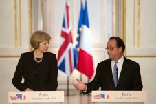 Hollande kepada May:...