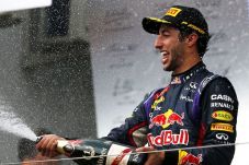 Pembalap Formula 1 Adopsi...